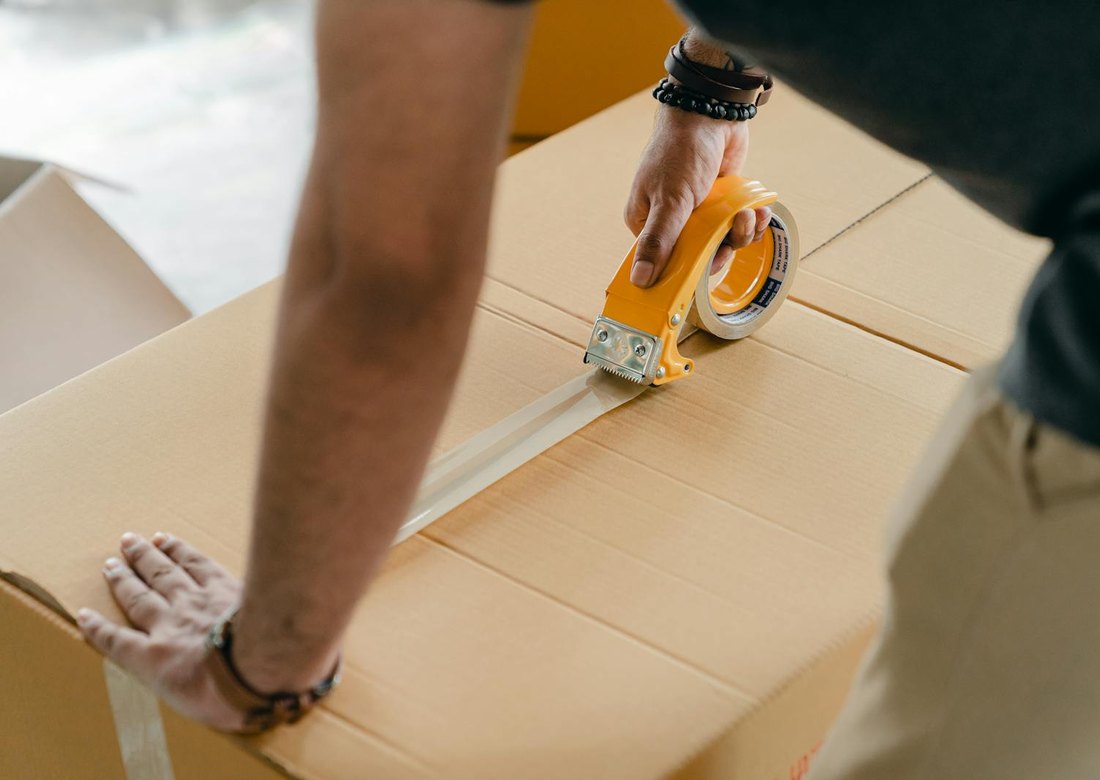 Préparation de commande, emballage et mise sous adhésif