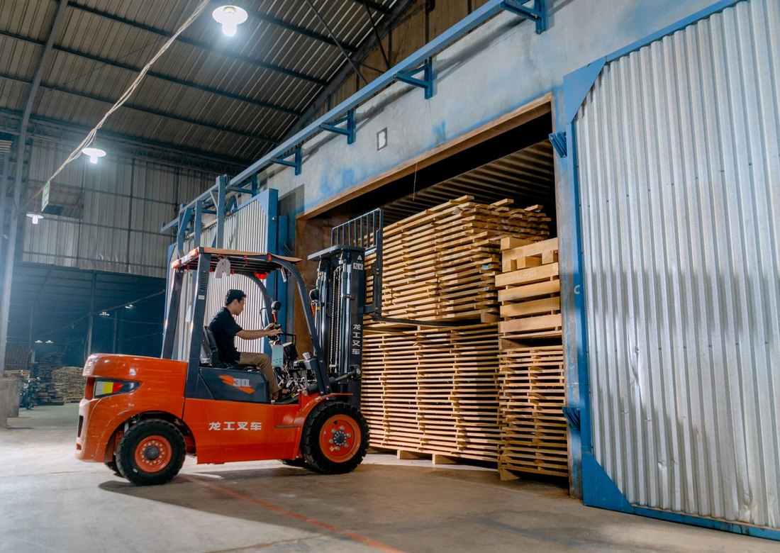 Organisation logistique, chariot élévateur en entrepôt