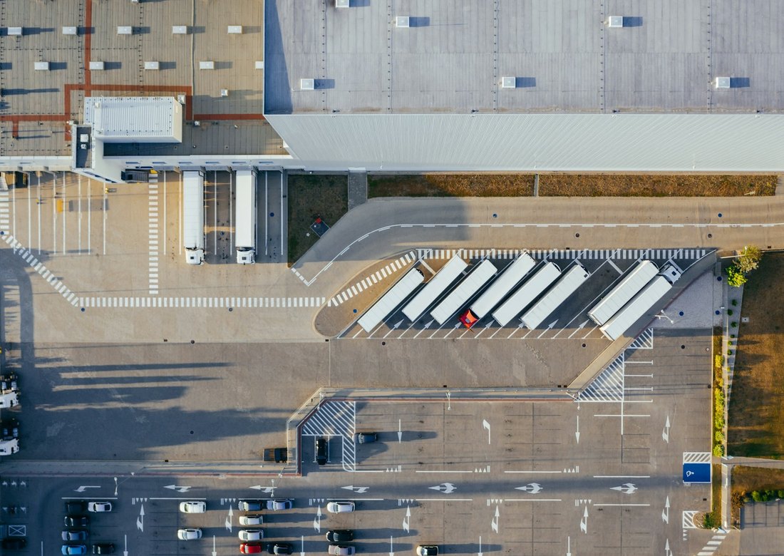 Plateforme logistique vue du ciel, quais de chargement